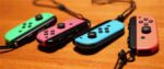 Consola Nintendo Switch con un par de mandos inalámbricos Joy-Con en rojo y azul - Imagen 4